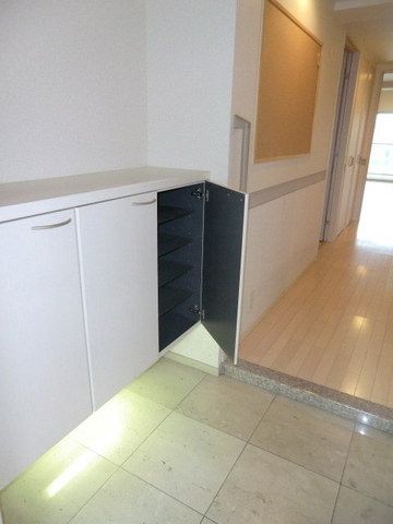 玄関　シューズボックスのある広々した玄関