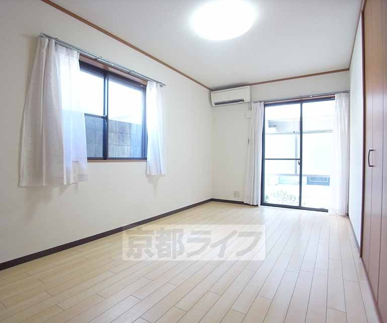 居室・リビング　８帖の洋室です。