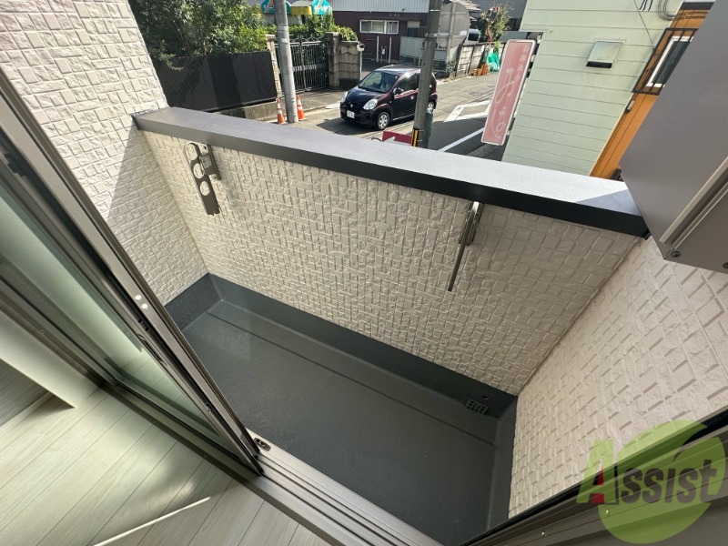 バルコニー　広めのバルコニースペースで洗濯物も問題なく干せそうですね。