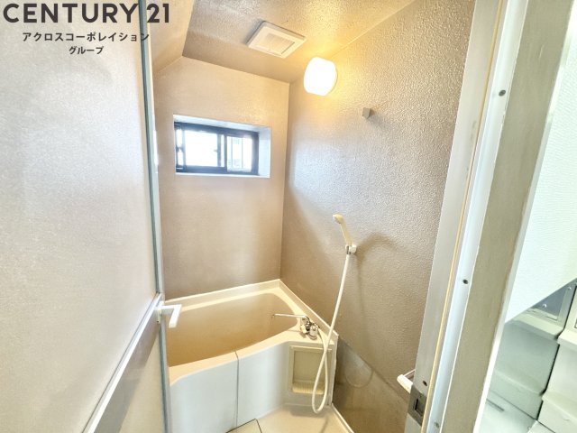 バス・シャワールーム　窓付きで換気が楽々！