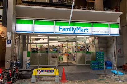 コンビニ　ファミリーマート 小浦蒲田サンライズ通り店（コンビニ）まで243m