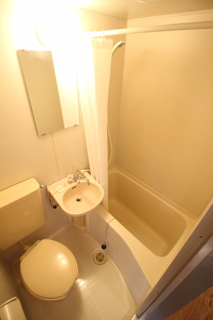 バス・シャワールーム　お掃除がしやすい洗面台付き３点ユニットです☆