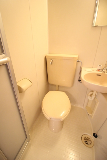 トイレ　白を基調とした空間で清潔感のあるトイレです♪