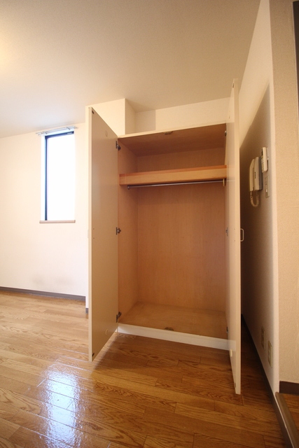 収納　増えがちな荷物をスッキリ収納できる大きめクローゼットです♪