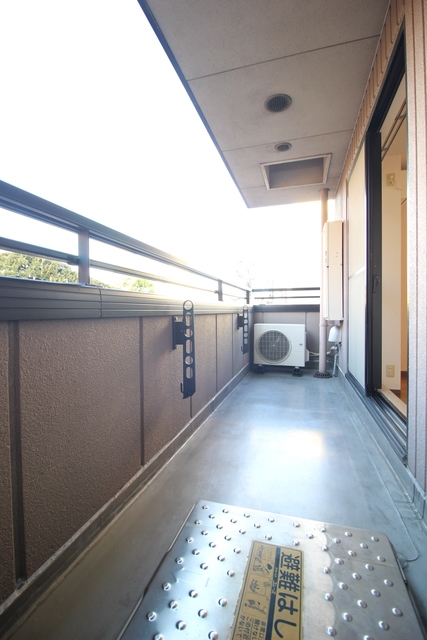 バルコニー　バルコニーがあるので洗濯物を太陽の下で干すことができます♪