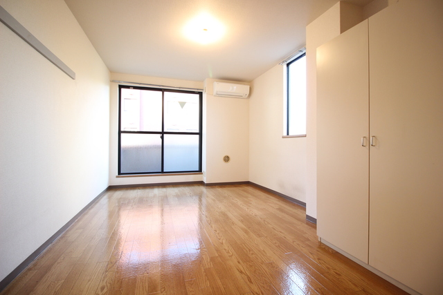 居室・リビング　２面採光なので、明るく風通しのよい過ごしやすいお部屋です♪