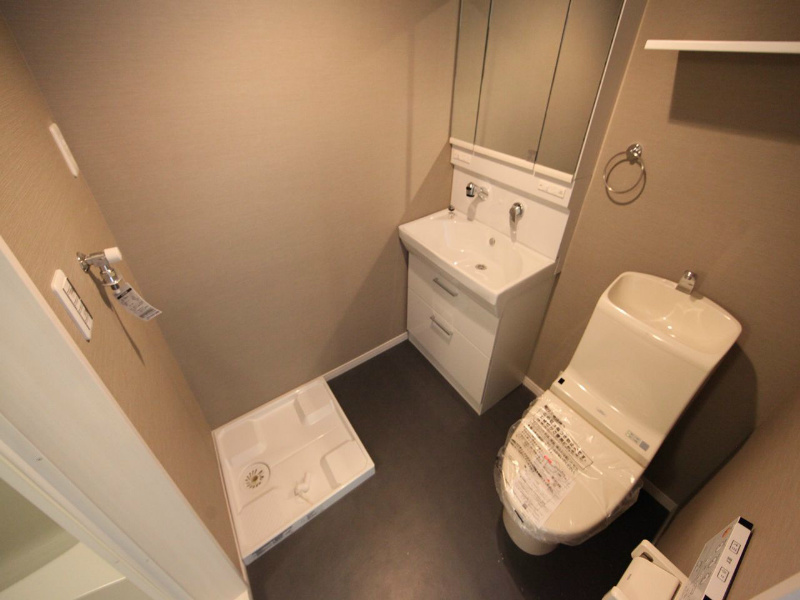 洗面設備　脱衣所　独立洗面台（シャンプードレッサー付）収納スペース有