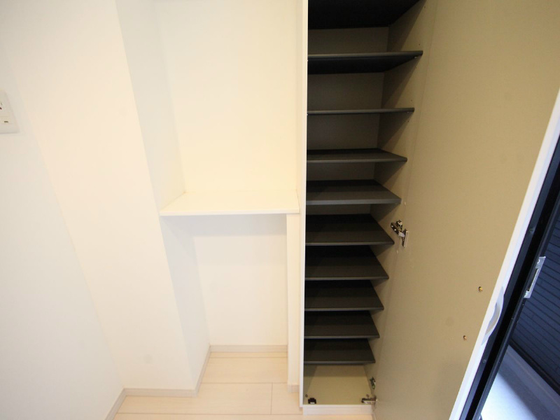 玄関　玄関　シューズボックス付（収納充実してます）