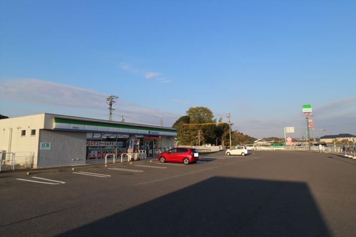 コンビニ　ファミリーマート（コンビニ）まで653m