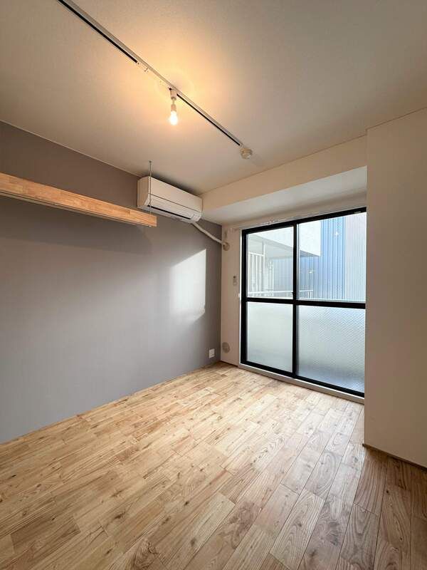 その他部屋・スペース　無垢材のフローリングのお部屋です。