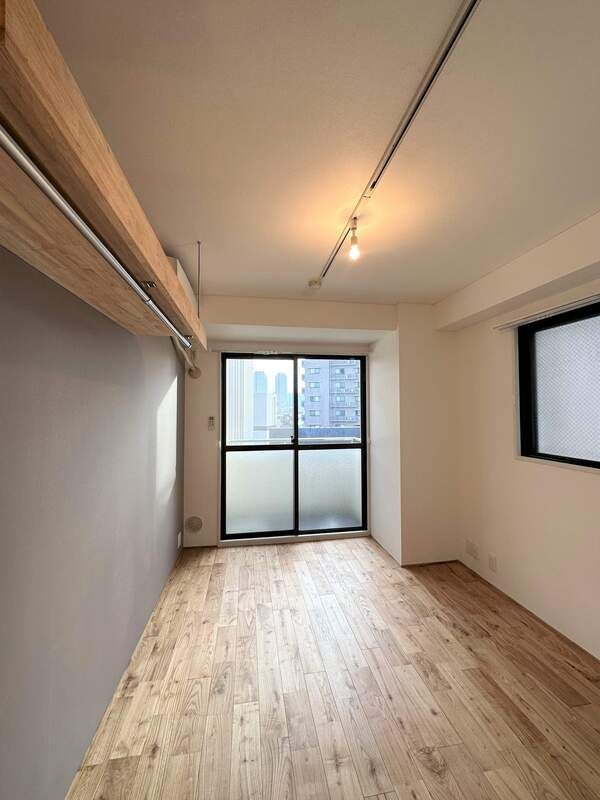 居室・リビング　落ち着いた色合いの床材を使用した居住空間です。