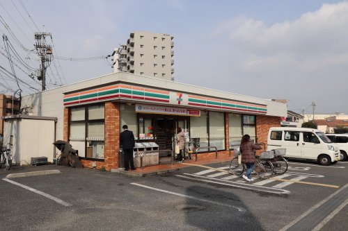 コンビニ　セブンイレブン 大阪鶴見緑地店（コンビニ）まで608m