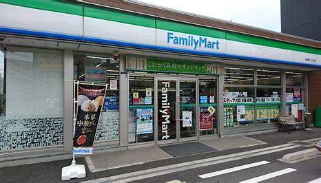 コンビニ　ファミリーマート 代々木三丁目店（コンビニ）まで210m