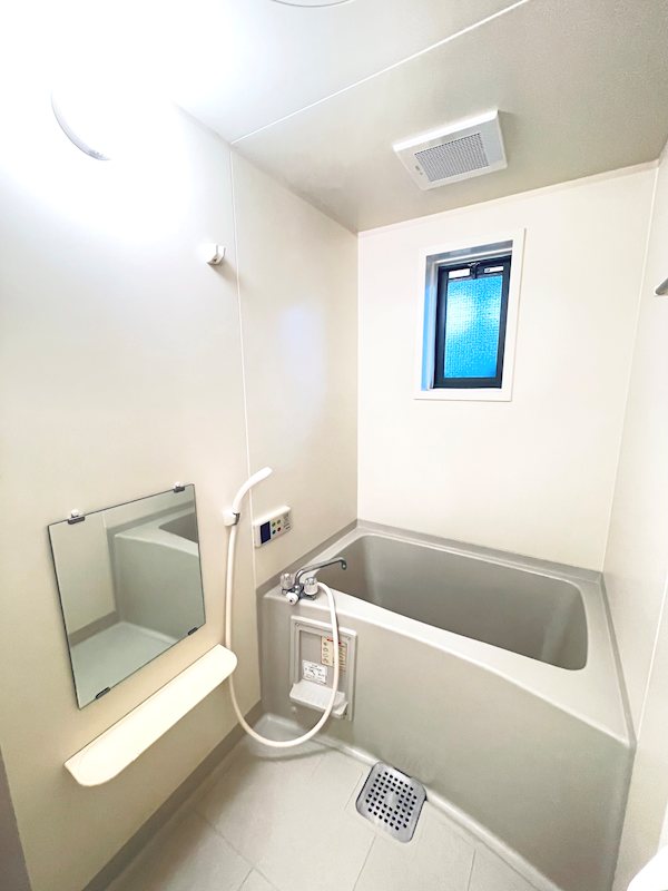 バス・シャワールーム　※同タイプの別部屋参考写真となります