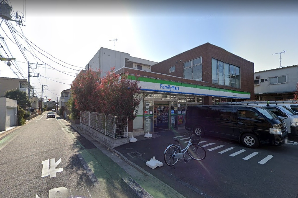 コンビニ　ファミリーマート 小浦世田谷梅丘店（コンビニ）まで242m