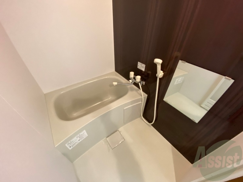 バス・シャワールーム　広々したお風呂で快適にくつろげそうです。