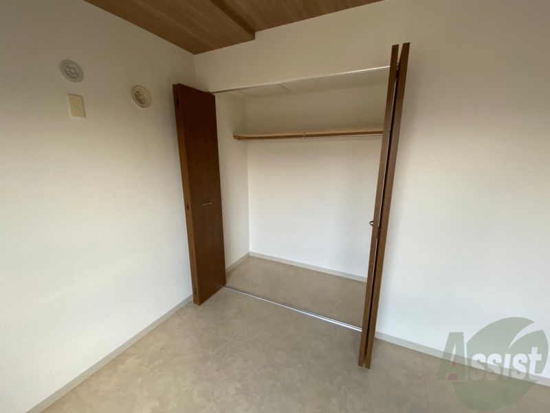 収納　クローゼットは奥行きもあり、荷物が多い方でも安心です。