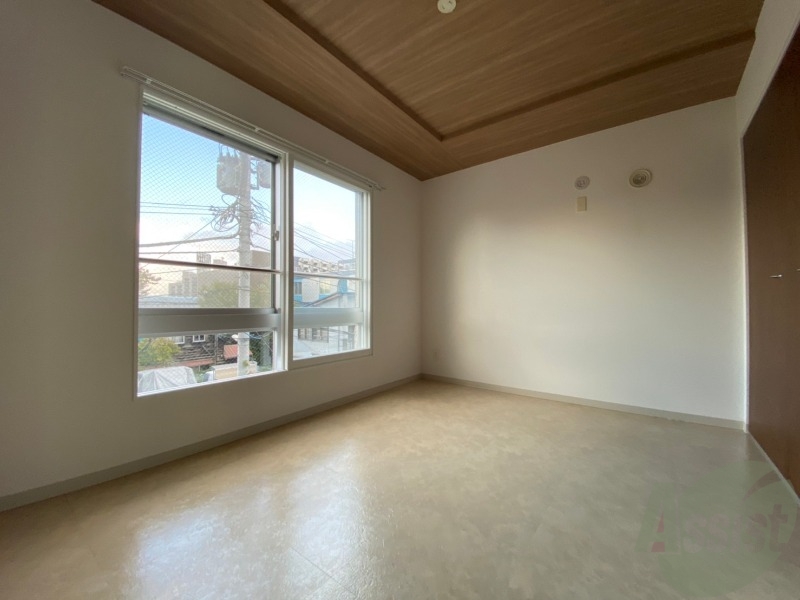 その他部屋・スペース　寝室はこちらです。光が差し込む、温かみのあるお部屋です。