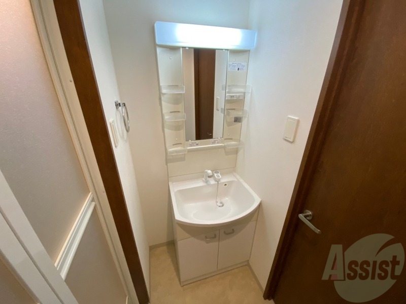 洗面設備　大きくて使いやすそうな独立洗面台になっています。