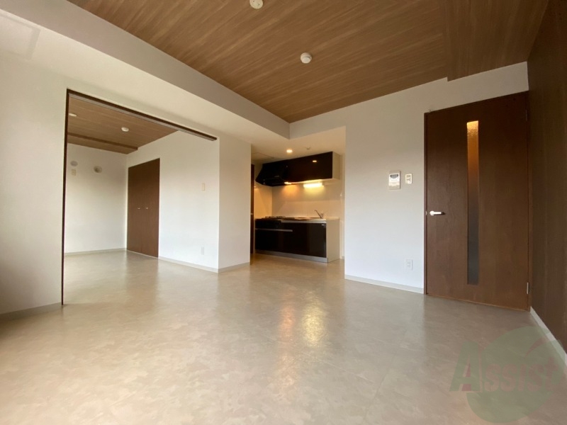 居室・リビング　リビングは白を基調としていて明るい印象ですね！