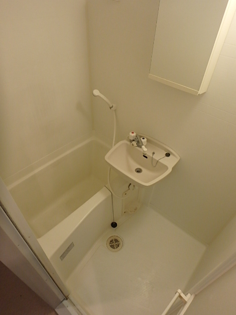 バス・シャワールーム　１日の疲れをバスルームでゆっくりと…。