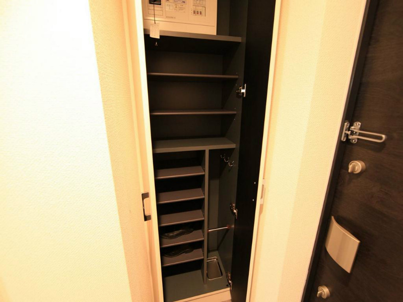 玄関　玄関　シューズボックス付（収納充実してます）