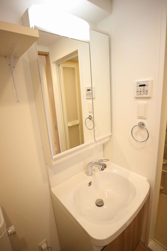 洗面設備　明るい洗面所です