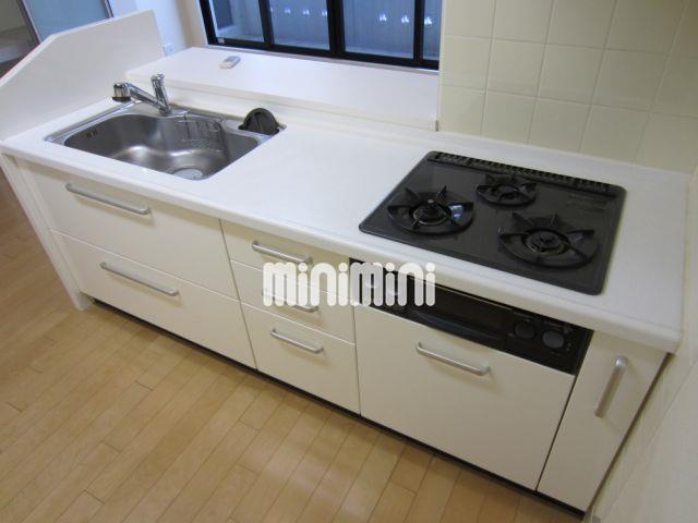 キッチン　３口ガスコンロ付きのシステムキッチン