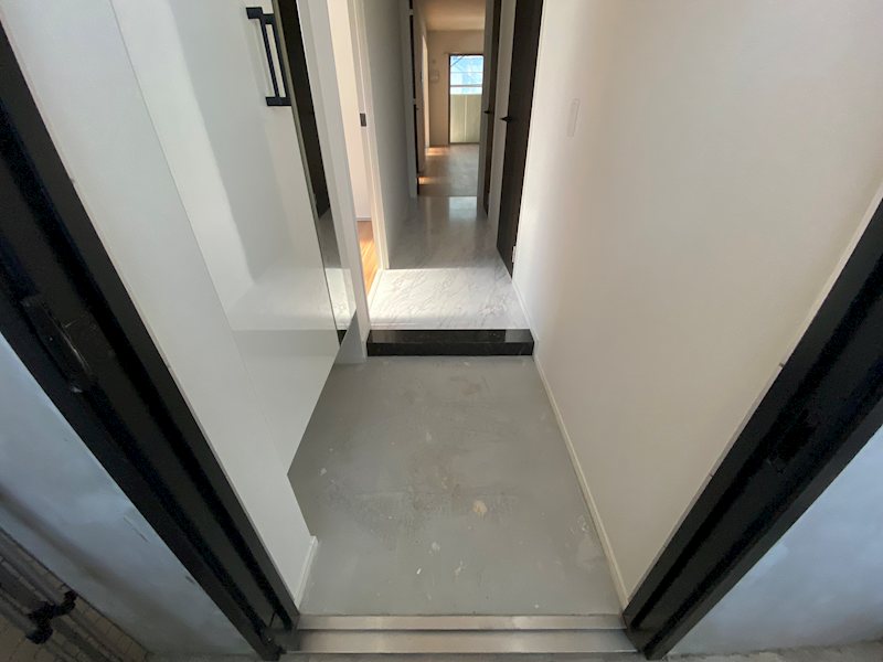 玄関　別号室写真のため現況優先