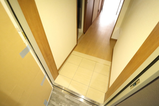 玄関　※別号室の写真です。