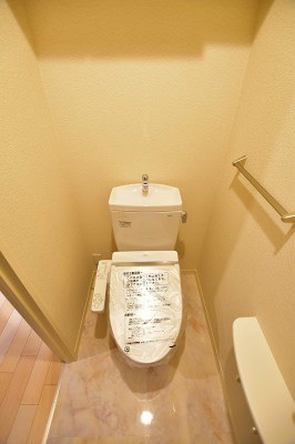 トイレ　温水洗浄便座付き