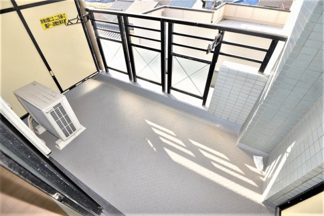 バルコニー　バルコニーからの眺めを楽しみながら食事をしませんか