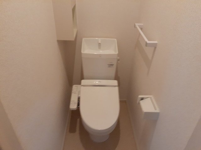 トイレ　落ち着いた色調のトイレです