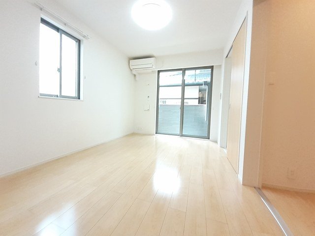 居室・リビング　こちらのリビングで趣味の時間をお楽しみください