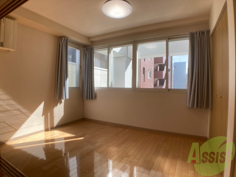 その他部屋・スペース　寝室はこちらです。光が差し込む、温かみのあるお部屋です。