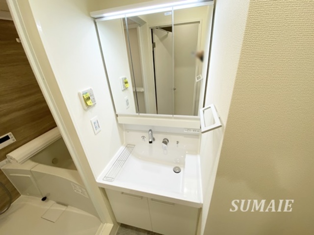 洗面設備　三面鏡タイプの独立洗面台！