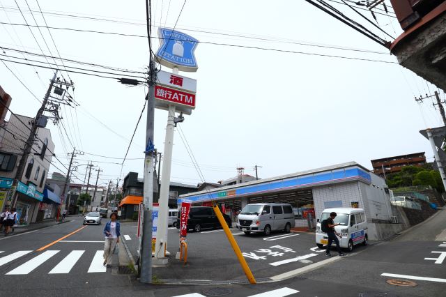 コンビニ　ローソン（コンビニ）まで720m