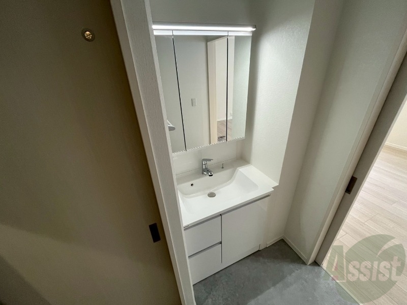 洗面設備　独立洗面台です。大きくてよいですね。シャンプーもできます！