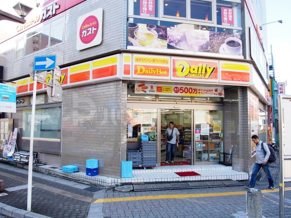 コンビニ　デイリーヤマザキ本八幡駅南口店（コンビニ）まで60m