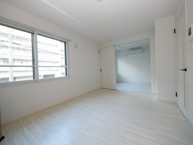 居室・リビング　内装中につき別号室の画像です。