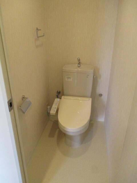 トイレ　温水洗浄便座です