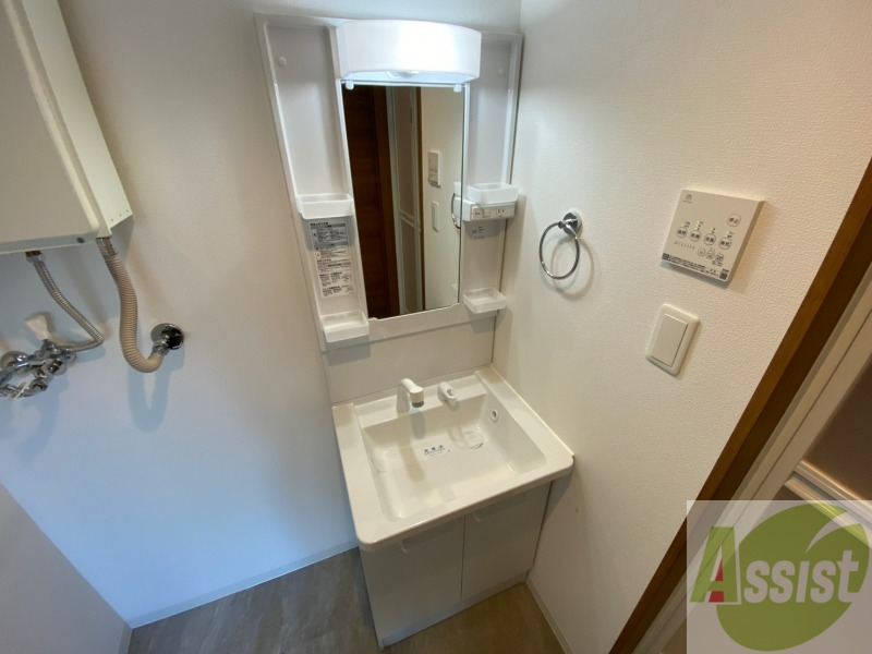 洗面設備　シャンプードレッサー。身支度はここでばっちりですね。