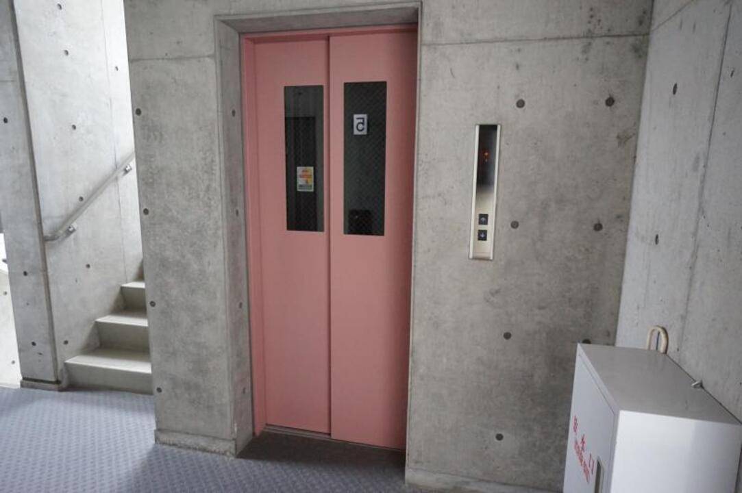 エントランス　エレベーター