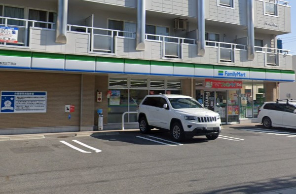 コンビニ　ファミリーマート 香流三丁目店（コンビニ）まで581m