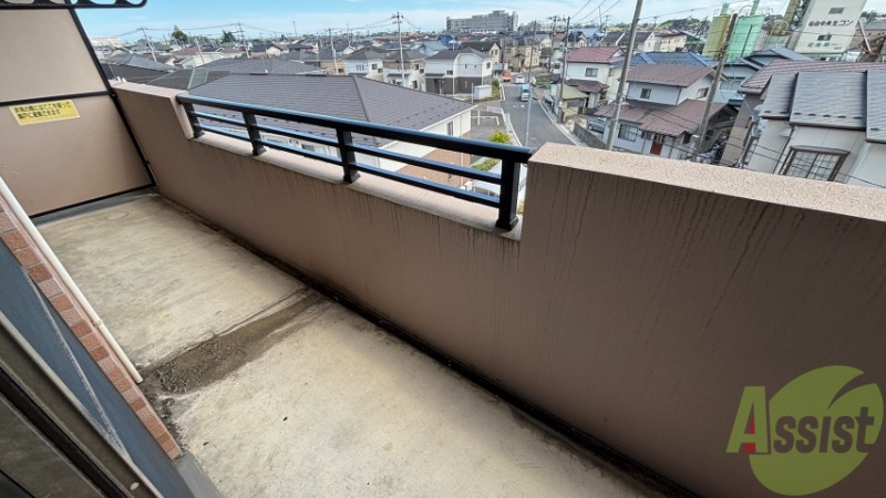 バルコニー　バルコニーは洗濯物を干すのに十分な広さがありますね。