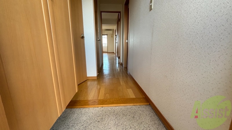 玄関　玄関からの様子です。お部屋が見えにくいと安心ですね。