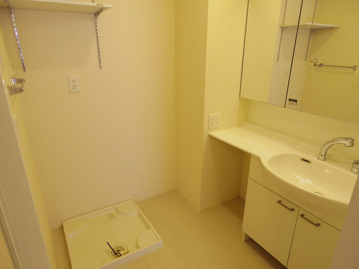 洗面設備　洗濯機置き場・大型洗髪洗面化粧台(三面鏡)