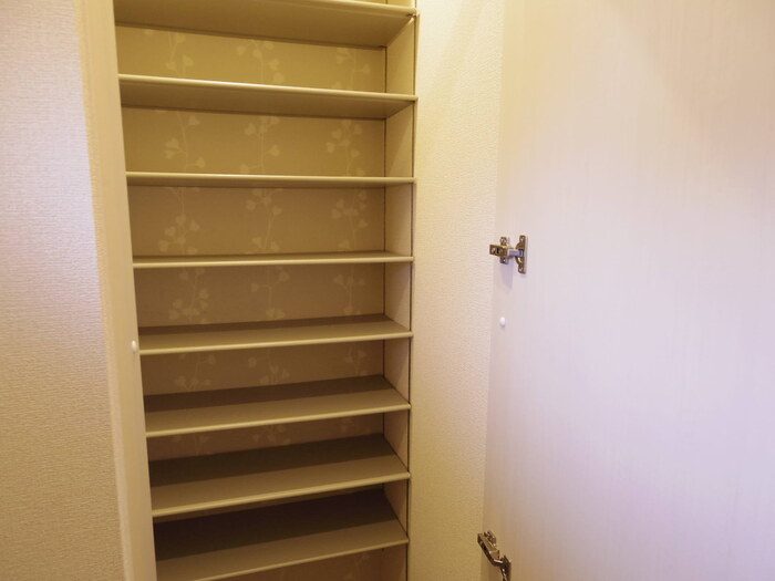 玄関　シューズクローク（姿見鏡付）