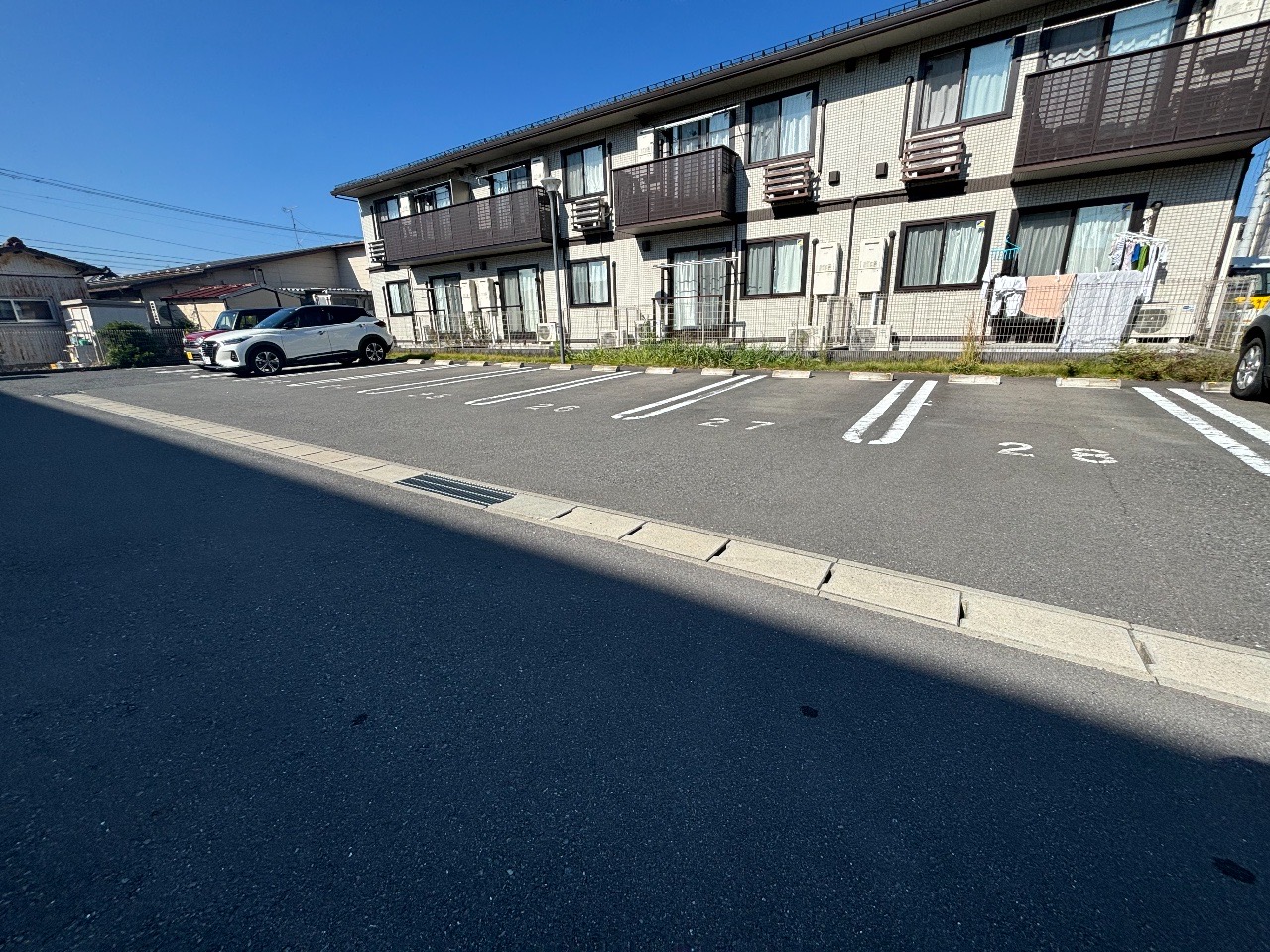 駐車場　駐車場部分・平面アスファルト施工です♪駐輪場＆物置も◎