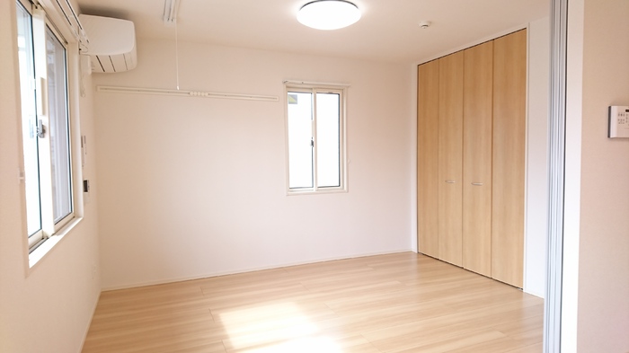 その他部屋・スペース　洋室部分・収納付きの、明るいお部屋です♪